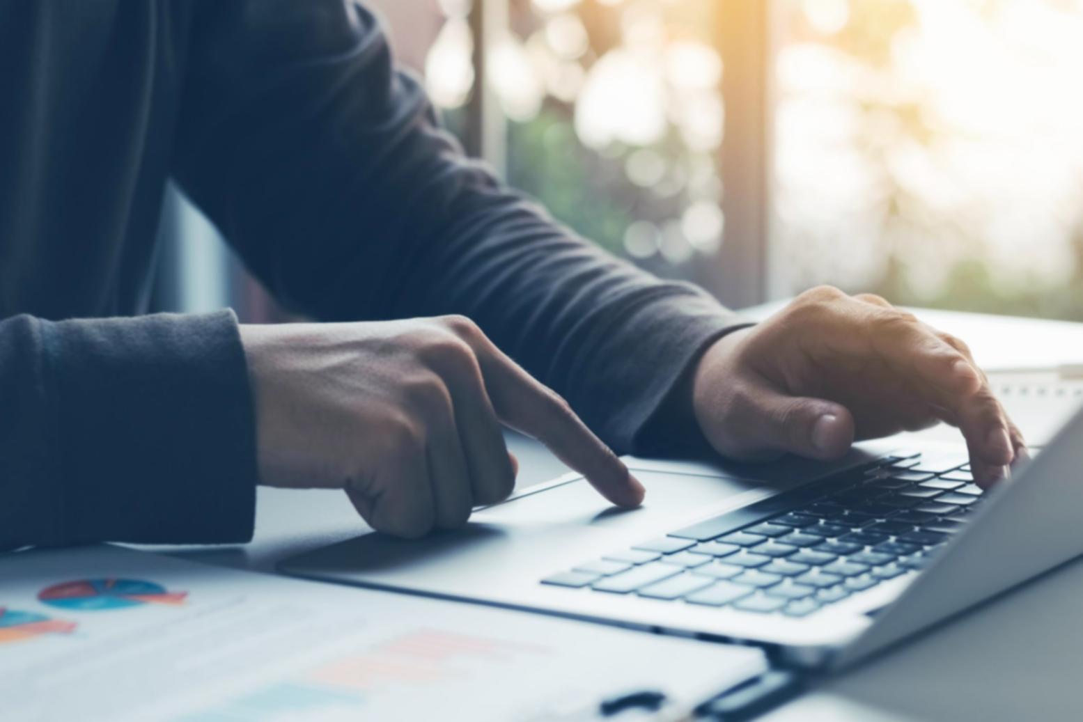 Tým provádí analýzu SEO konkurence