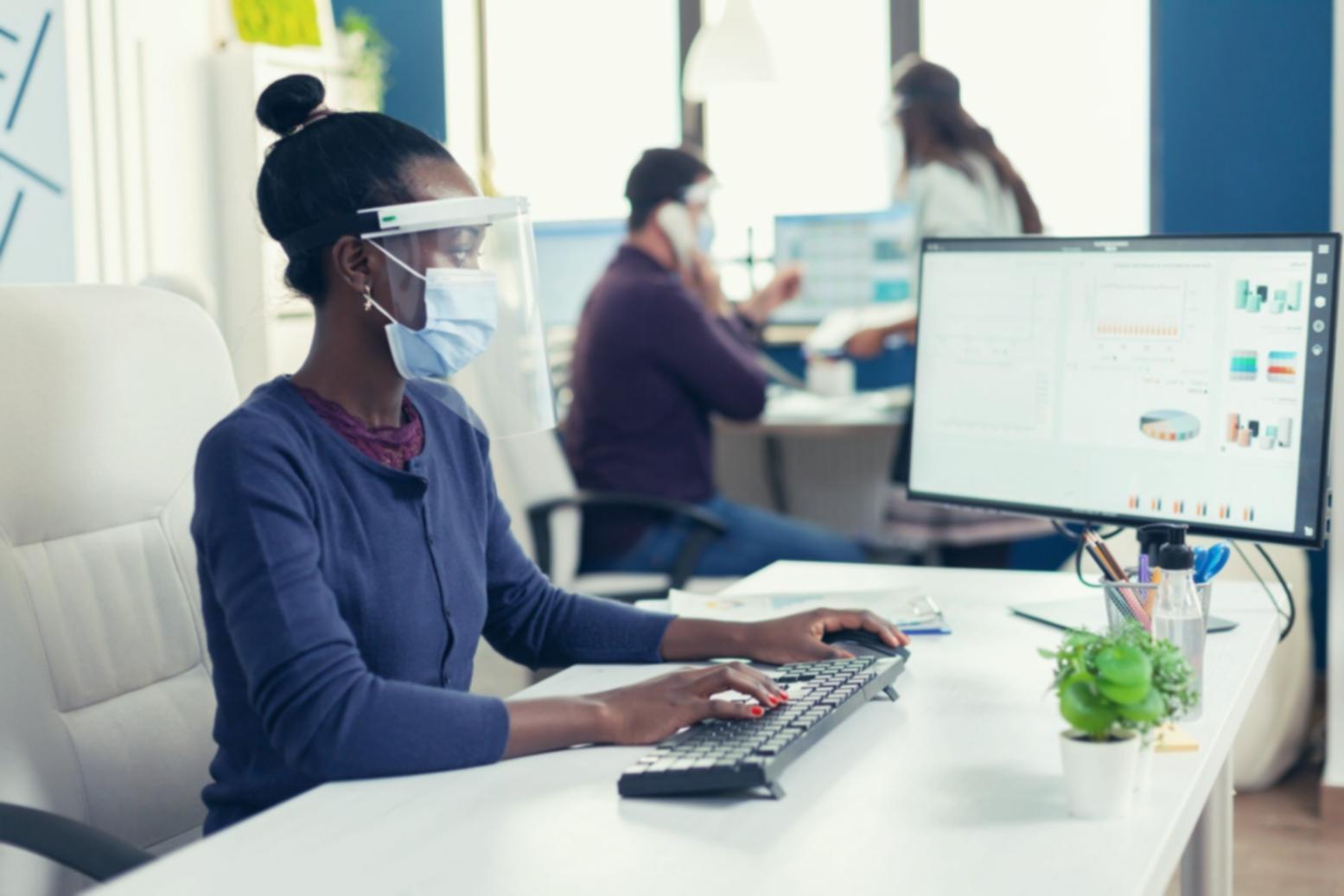 Tým Orylenavixa při práci na SEO analýze